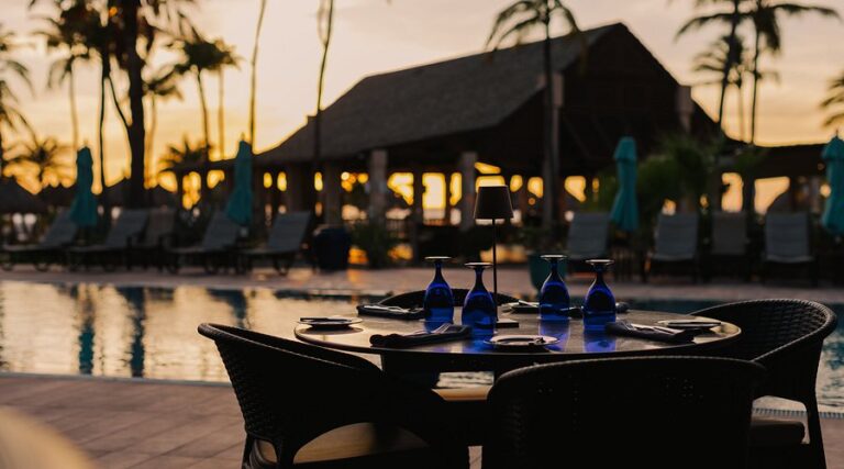 poolside dining 768x427