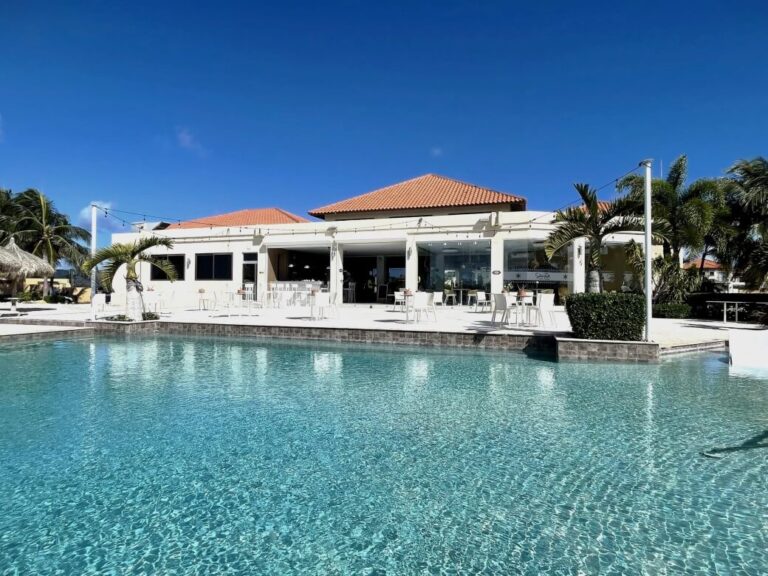 20 Club House Pool and Restaurant Gold Coast Rentals in Aruba 768x576