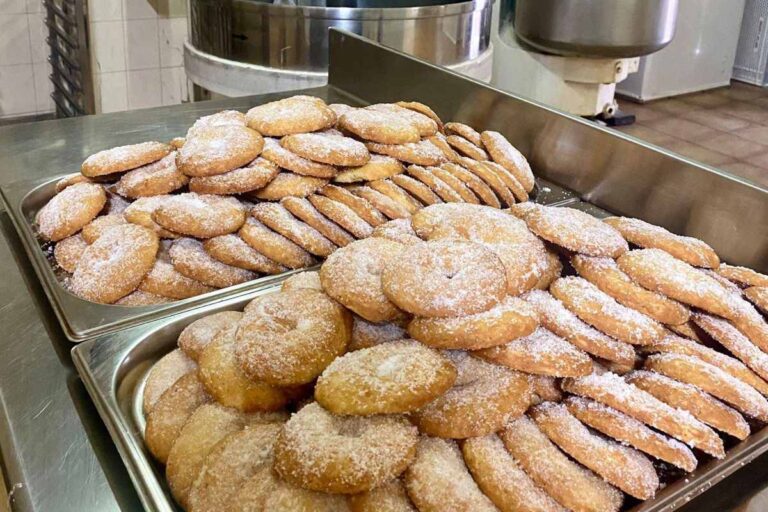 Algunas de las elaboraciones que hacen en este obrador de Pueblonuevo del Bullaque 768x512