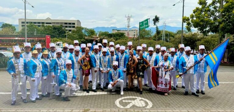 Asambeho School Roderich Lopez a destaca durante Feria de las Flores na Medellin 4 768x368