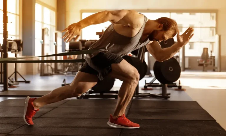 HOW GYM MEMBERSHIP IMPROVES SPORTS PERFORMANCE 768x463