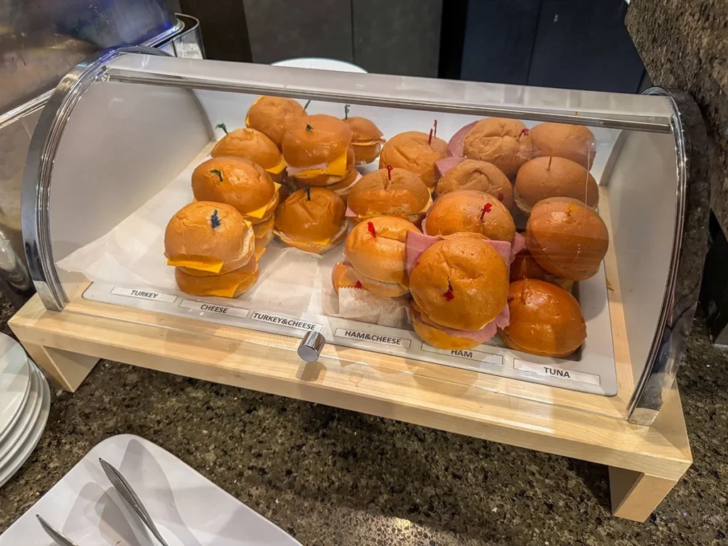 aua vip lounge food sandwiches 1024x768