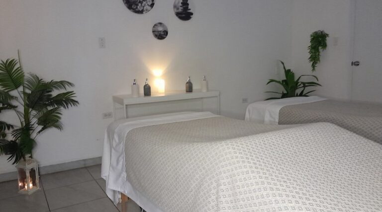 couple massage 768x427