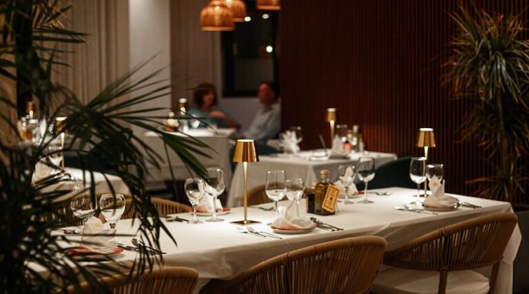 elegant tables setting 768x427