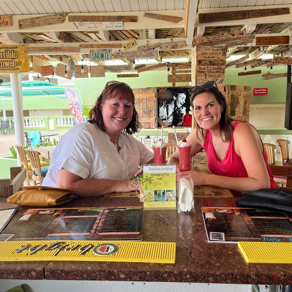 kini kini poolbar aruba 1024x1024