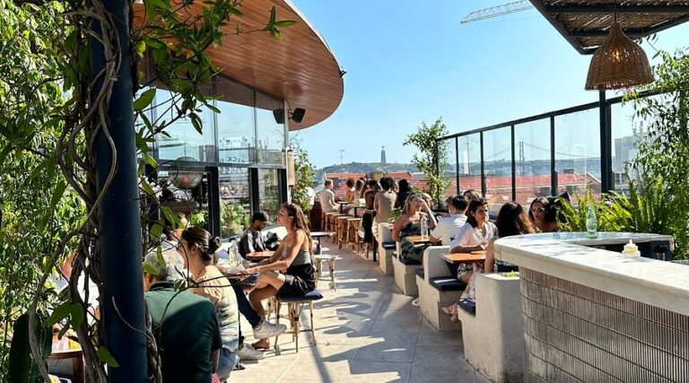 nette rooftop bar mit 768x427