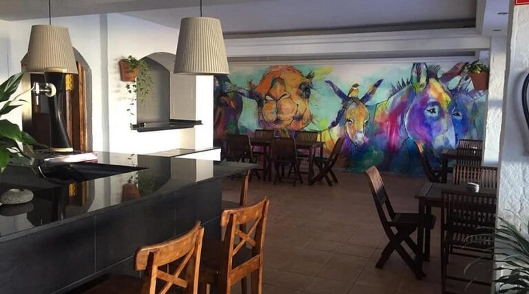 sala interior restaurante 768x427